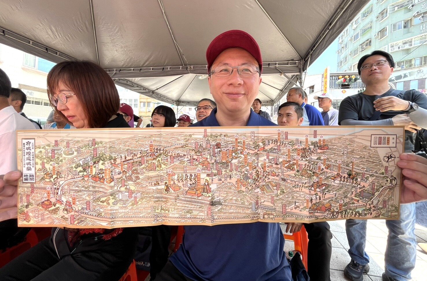 聚珍台灣團隊王子碩展示首次以鳥瞰圖風格製作台灣府城隍路關地圖,並配合台南建城300年結合府城的城門城牆地理關係記者吳淑玲/攝影