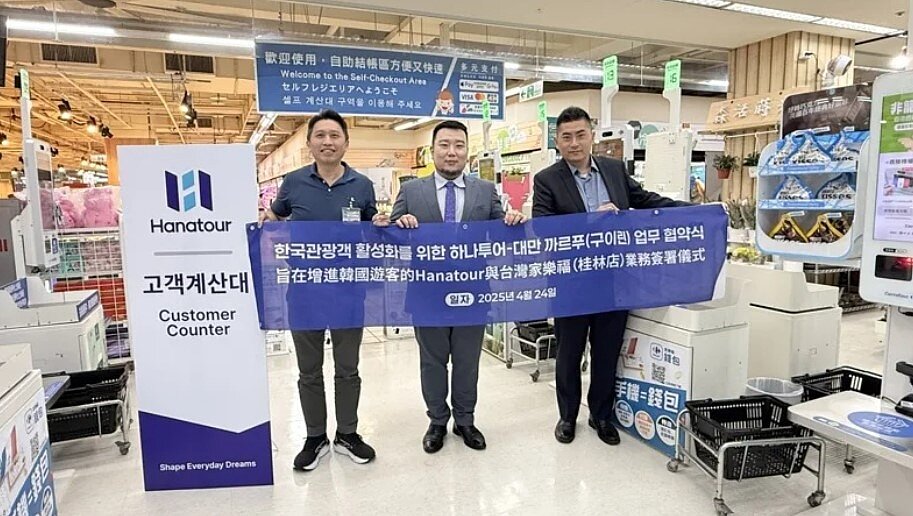 家樂福桂林店宣布攜手韓國旅行社,於5月正式推出「韓國旅客專屬收銀結帳檯與自助結帳檯」。圖/家樂福提供