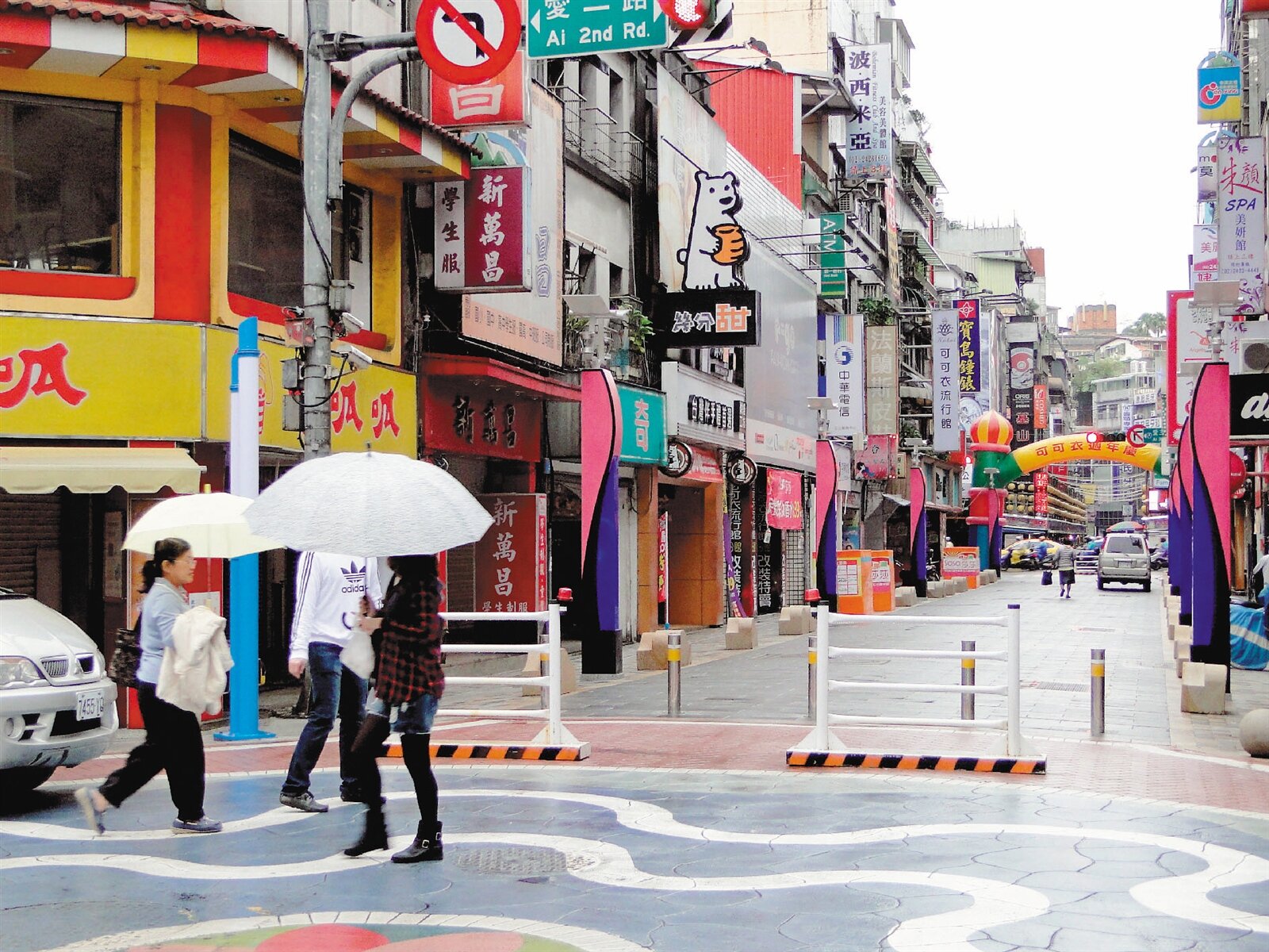 基隆市仁三路將從明天起封閉到12月底,試辦行人徒步區,但昨天就已先封起來,引發部分商家反彈。 記者游明煌/攝影