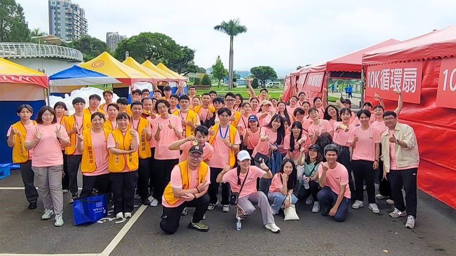永慶房屋連續2年支持「台北科技盃愛地球公益路跑」,贊助舞台設備及出動眾多人力,推動節能永續生活理念。