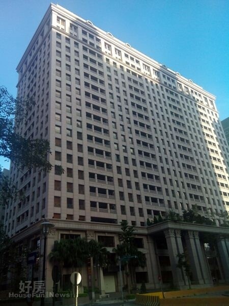 1「中悅國寶」外觀氣派,建材相當高檔,在南崁是非常知名豪宅。