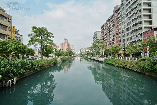 高雄市三民區河北路排水溝,水岸宅,河岸宅。(好房News記者 陳韋帆/攝影)