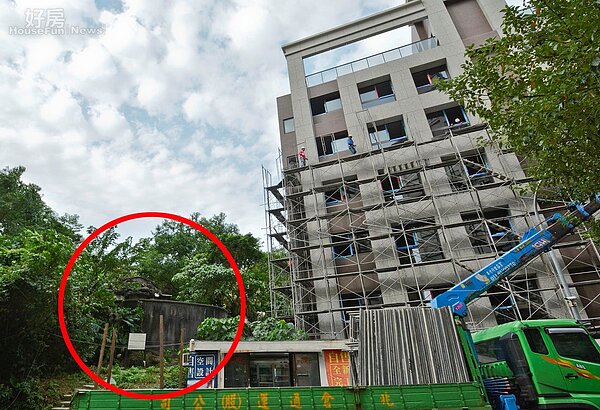 台北市文山區興隆路二段203巷太平洋盛宴社區周邊街景,墳墓旁邊住宅。(好房News記者 陳韋帆/攝影)