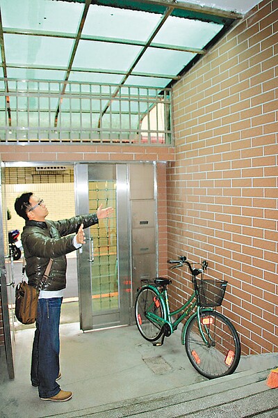 新北市新店一棟卅六年老公寓,因樓梯間寬敞,五樓住戶申請加裝電梯,獲其他住戶同意。 記者高宛瑜/攝影