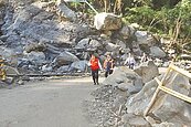 五峰要道連續崩塌　入夜禁行