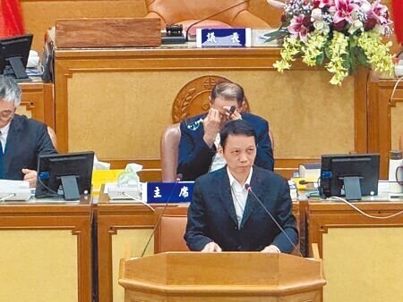 
新北市議員蔡健棠4月30日在議會質詢，質疑為何瓦斯整壓站可以租賃公有地、路邊攤販不行？財政局長陳榮貴（前）回應，天然氣公司是涉及公共利益的營業單位。（柯毓庭攝）
