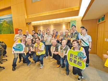 2024年農村水保署自主防災社區認證,新北市獲得1金質、4銀質及5銅質防災社區認證,各獲獎里長及社區代表4月30日在市政會議向市長侯友宜(中)分享榮耀。(柯毓庭攝)
