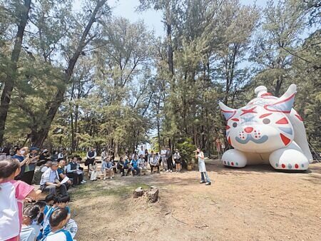 漁光島未來將規畫興建旅客服務中心、陸上冒險樂園、水上體驗活動等設施,預計2027年春天正式對外營運。配合2025漁光島生活節將於5月3日登場,現場也已擺設「巷仔Niau」迎賓。(曹婷婷攝)