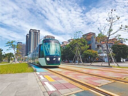 
高雄輕軌去年成圓，讓在地通勤族及觀光旅客多了交通新選擇，但根據統計，今年1至3月與去年同期相比，平均日運量下降近1500人次。（本報資料照片）
