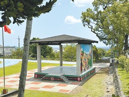 房屋稅新制2.0今年5月1日首度開徵,台東縣卑南鄉利嘉國小收到烏龍房屋稅單,一查要繳稅的地號是學校司令台。(蔡旻妤攝)