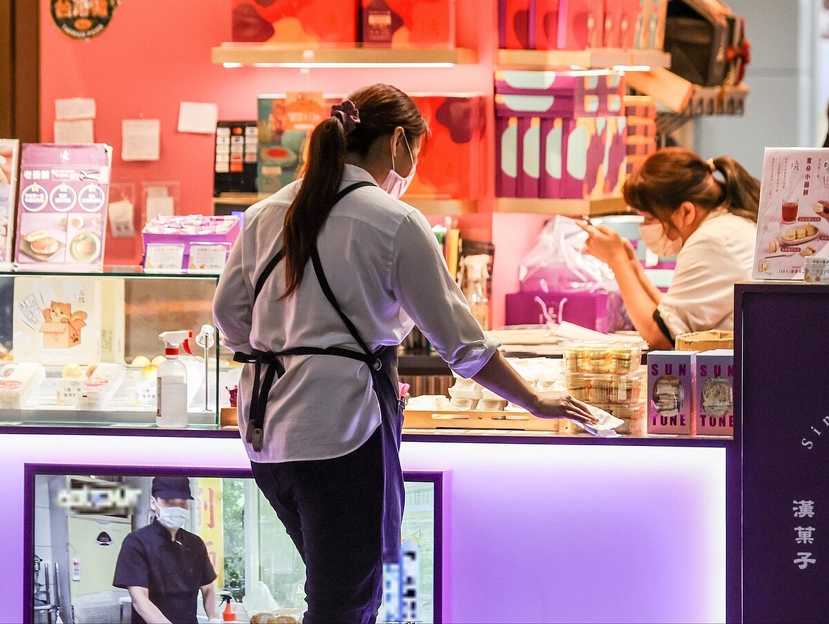 主計總處簡任視察王翠華指出,首季民間消費成長1.22%,不如預期,較預測數減少0.88個百分點,圖為服務業示意圖。圖/聯合報系資料照片