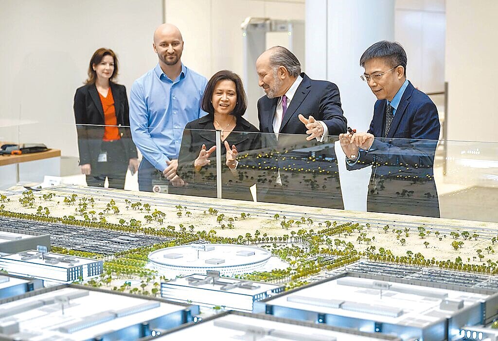 美國商務部長盧特尼克(右二)參訪位於亞利桑那州的台積電晶圓廠。圖/摘自台積電Linkedin