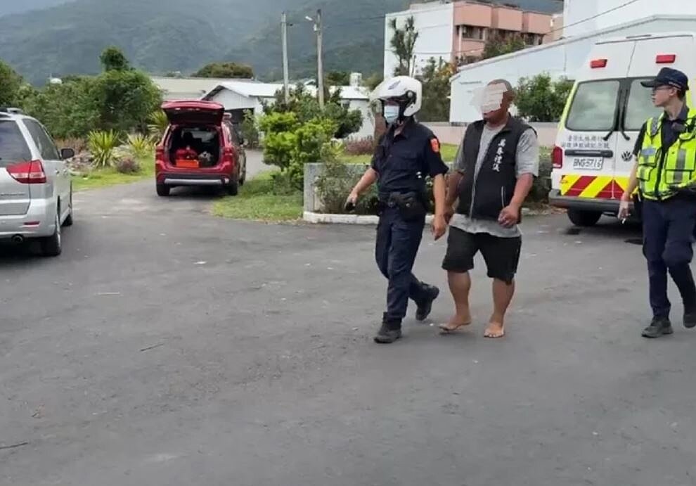 鄰居懷疑是陳姓屋主50歲兒子(中)縱火,被警方帶回詢問,真正起火原因,目前正由警消調查中。圖/讀者提供