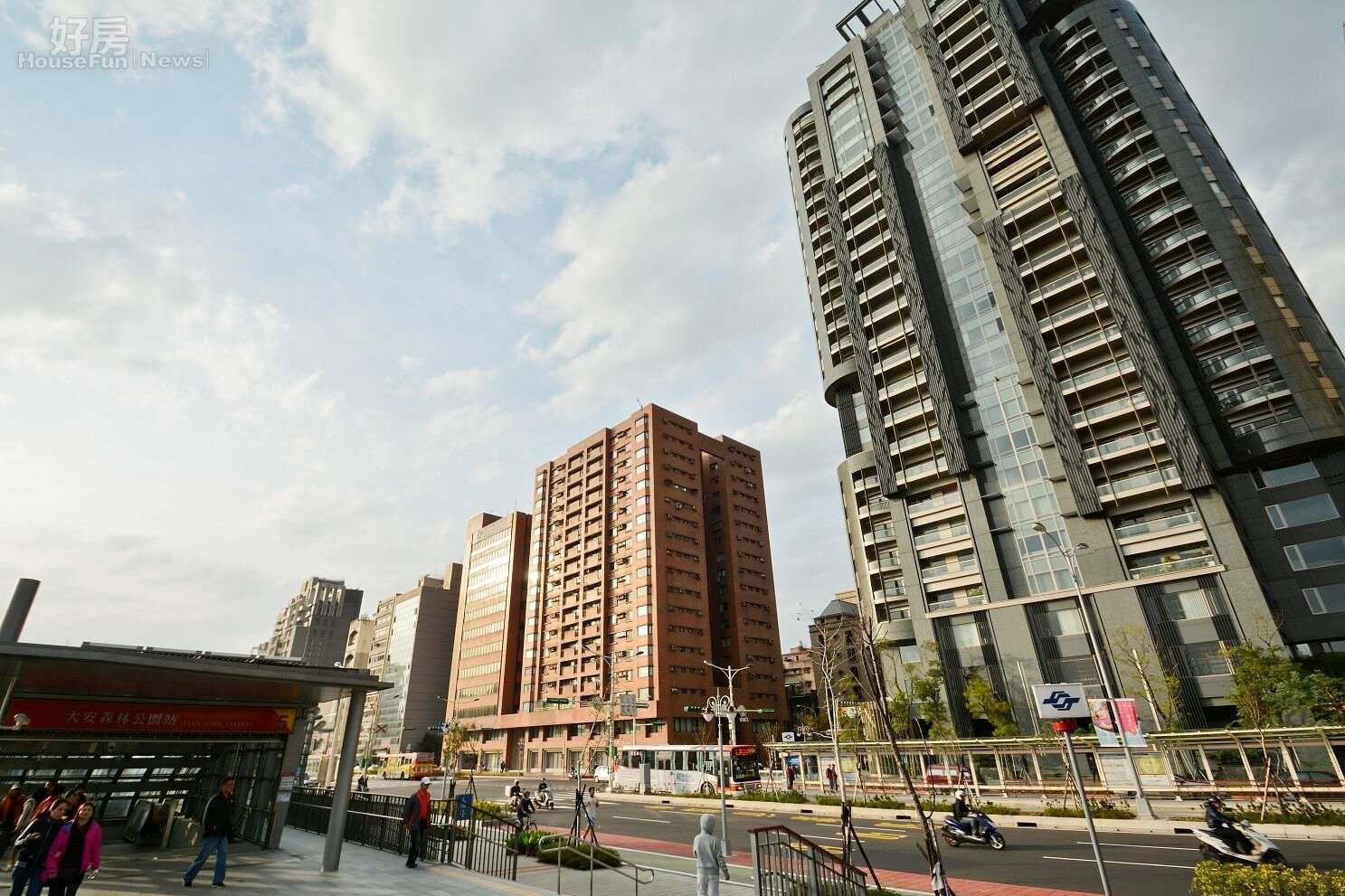 捷運大安森林公園站五號出口,於勤美璞真公園宅正對面。(好房News記者 陳韋帆/攝影)