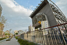 捷運大安森林公園站的出口採用特殊造型,在信義路出口有腳踏車步道，可供民眾騎車運動。（圖文／好房News記者 陳韋帆）