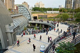 不同於其他捷運站，大安森林公園站建造出新的祕密花園，在車站前設計下凹式庭園，加上流水造景，還有一隻樹蛙悠哉地盡在荷花池裡曬日光浴，即使民眾不搭車，也可在悠閒漫步在庭園之中；在繁忙的都市腳步下，享受一場鬧中取靜的叢林盛宴。（圖文／好房News記者 陳韋帆）