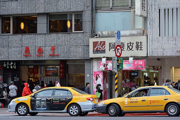 信義路永康街口鼎泰豐人潮車潮眾多,計程車為載客相撞。(好房News記者 陳韋帆/攝影)