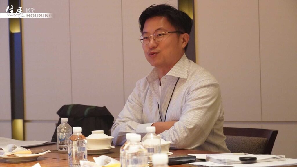 洪嘉聰表示,『國城定潮』與SCDA建築團隊及安縵御用設計師JAYA IBRAHIM合作,打造全球唯一的純住宅作品。上圖為公設實景,下圖為洪嘉聰表。圖/朱福山