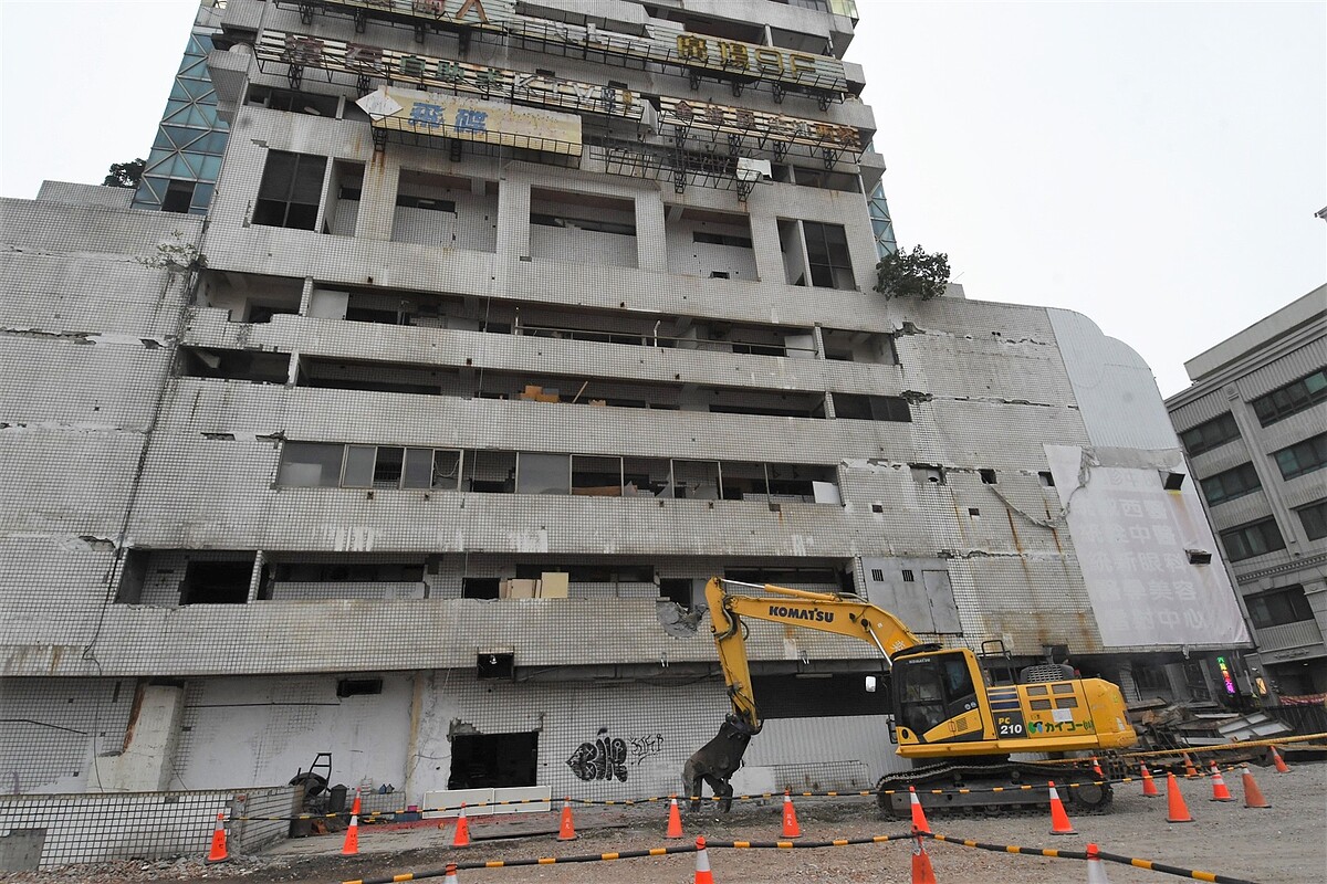 黃金帝國上周已開拆,將規劃重建為地上22層住商大樓,法務部行政執行署彰化分署下周拍賣會將拍賣位於大樓2樓及地下4樓的建物與土地持分。資料照/記者簡慧珍攝影