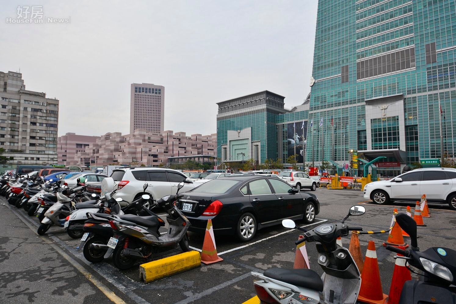 101大樓正對面信義計畫區富創D3豪宅,現為停車場。(好房News記者 陳韋帆/攝影)