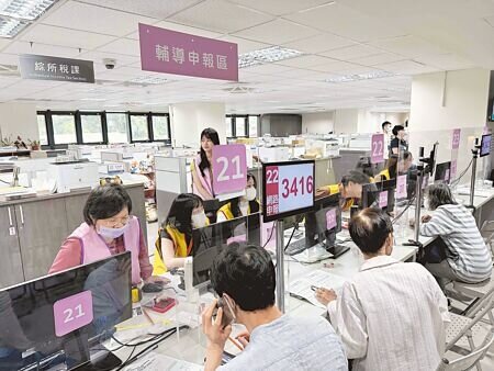 
113年度綜合所得稅結算申報自5月1日開始，臺北國稅局信義分局提供報稅輔導申報服務。圖∕陳碧芬
