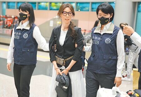 貴婦奈奈蘇陳端(中)5月1日清晨5時許抵達桃園國際機場。(陳麒全攝)