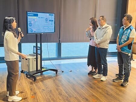 新北市長侯友宜(右二)1日視察都更中繼住宅三重基地,聽取都更處簡報。(王揚傑攝)