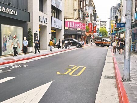 
台北市政府為提供行人更安全的步行環境，將自5月10日至6月8日試辦「永康街人本城市假日漫步區」，周末下午2時至晚間8時於永康街周邊實施交通管制，禁止一般車輛進入。（徐佑昇攝）
