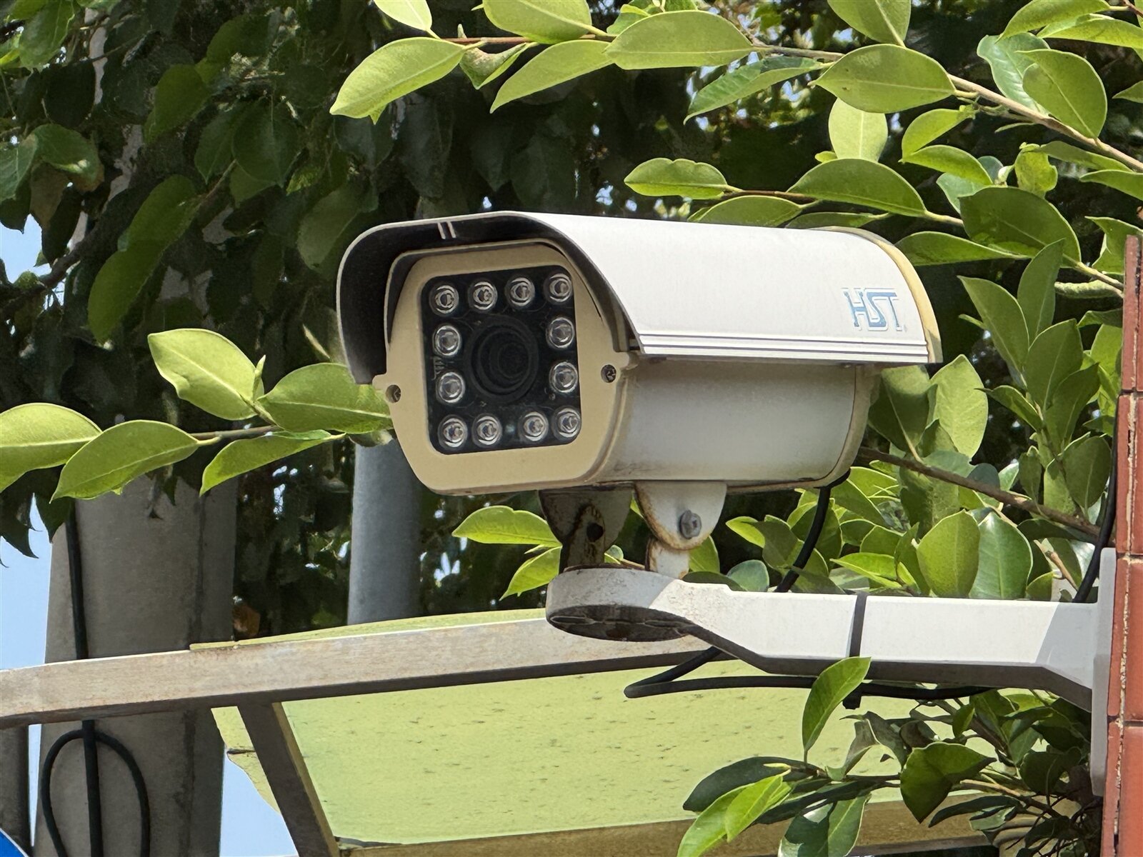 台南地院指出,黃男因不滿鄰居裝設監視器對準其家門,不思以理性方法解決爭議,竟毀損其住處監視器上方油漆及監視器鏡頭致令不堪用,認他犯毀損罪2罪,應執行罰金8千元。記者邵心杰/攝影