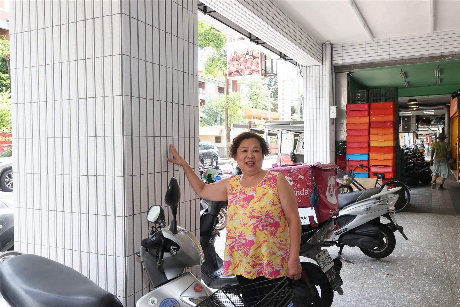 新北新莊區自立街上的5層樓透天厝屋齡35年,弱層補強後,1樓開金紙店的業者李麗芬對騎樓擴柱後的成果很滿意。本報資料照片