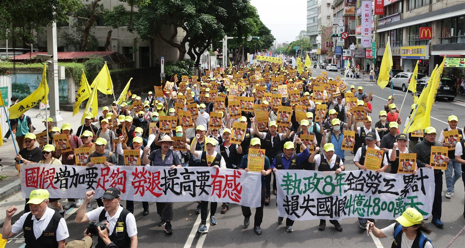 今天多個工會與社團發起五一大遊行，勞工們高舉標語並喊口號，反對政府與老闆霸凌勞工，希望勞權得到保障。記者潘俊宏／攝影 