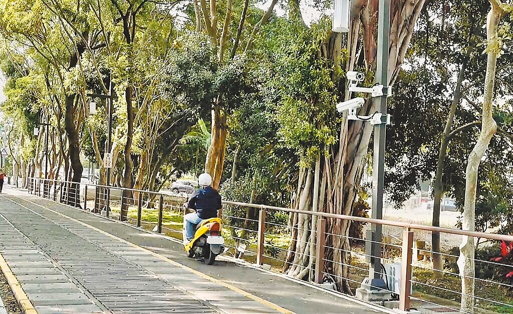 嘉義市「嘉油鐵馬道」禁止汽機車進入，仍有民眾騎機車闖入，市府將加強科技執法。（嘉市府提供／廖素慧嘉市傳真）