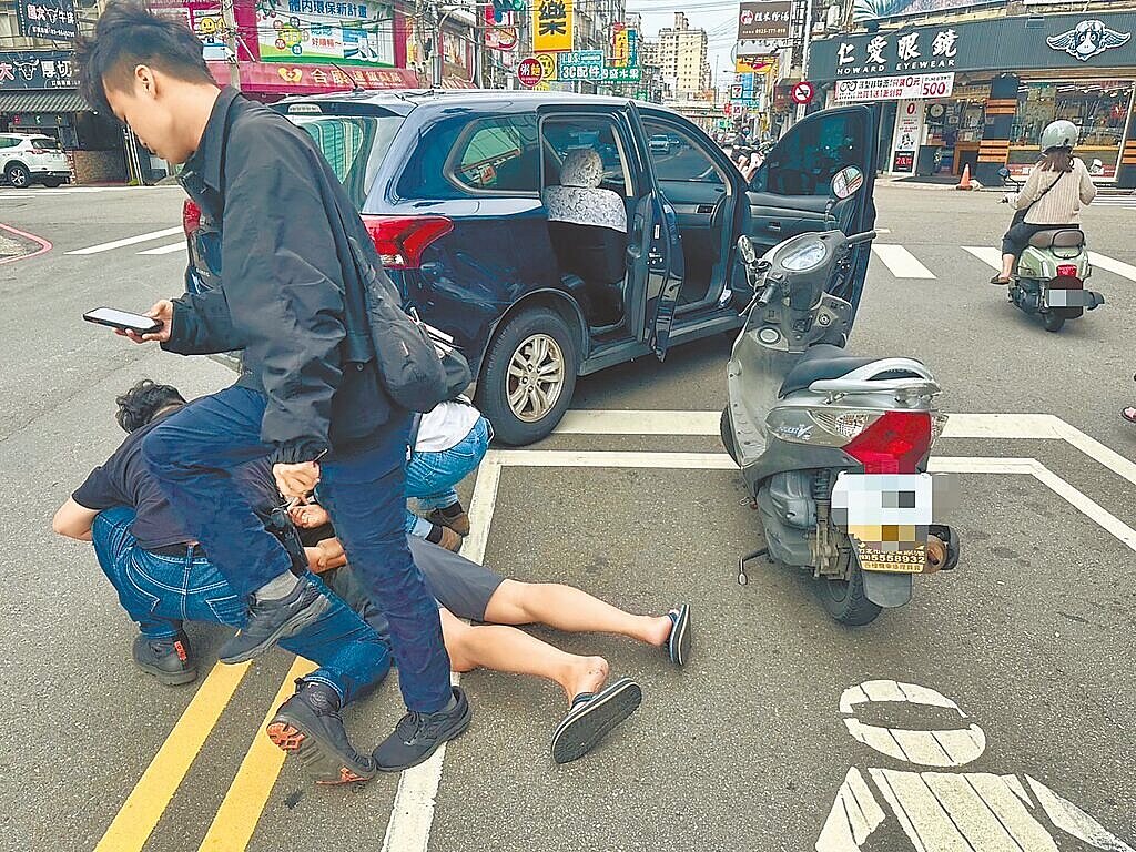 劉姓男子(遭壓制者)闖入前雇主住家強盜財物,海山警分局員警在新竹縣竹北市博愛街將他逮捕。(海山警分局提供/王揚傑新北傳真)