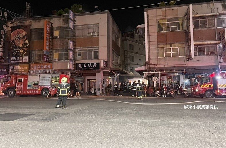 屏東市逢甲路商一棟透天民宅,今天晚上突然發生大火,消防人員趕到場救火。圖/屏東小鎮資訊提供
