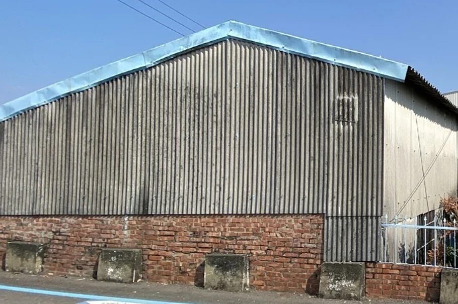 台南市政府前年起補助石綿建材清運費用，圖為台南目前還有不少石綿建材的屋舍。圖／南市環保局提供
