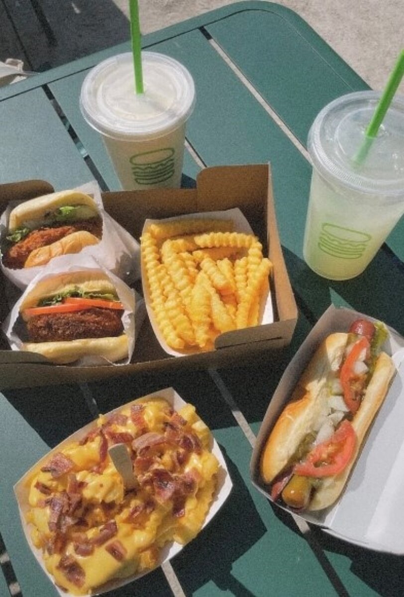波浪薯條(中)也是「Shake Shack」招牌之一。圖/摘自IG(@shakeshack)