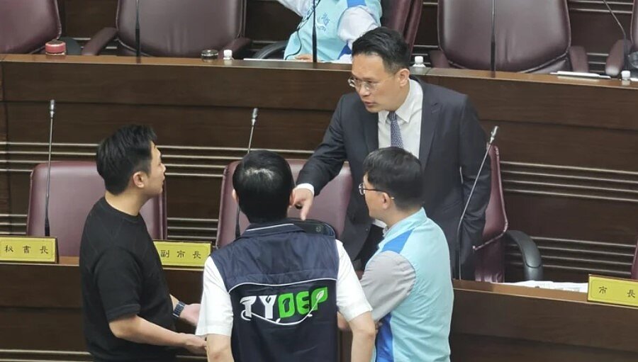 議員許家睿（右）與副市長蘇俊賓等人討論裝修廢棄物管理問題。圖／桃園市議會質詢即時畫面
