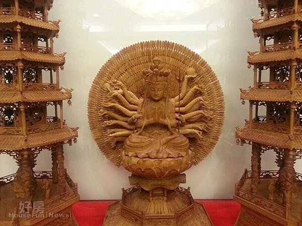 
這套檀木千手觀音價值不菲，足以買雙'B轎車。