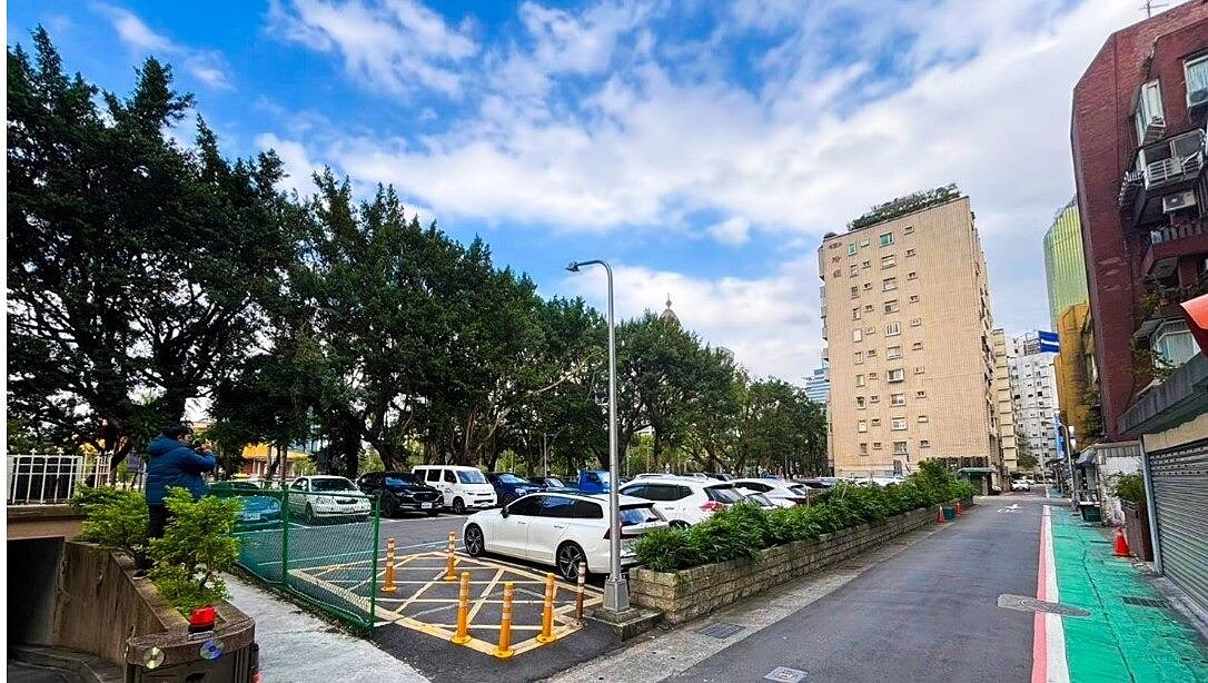 信義區逸仙段國有土地設定地上權案簽約。圖/台北市財政局提供