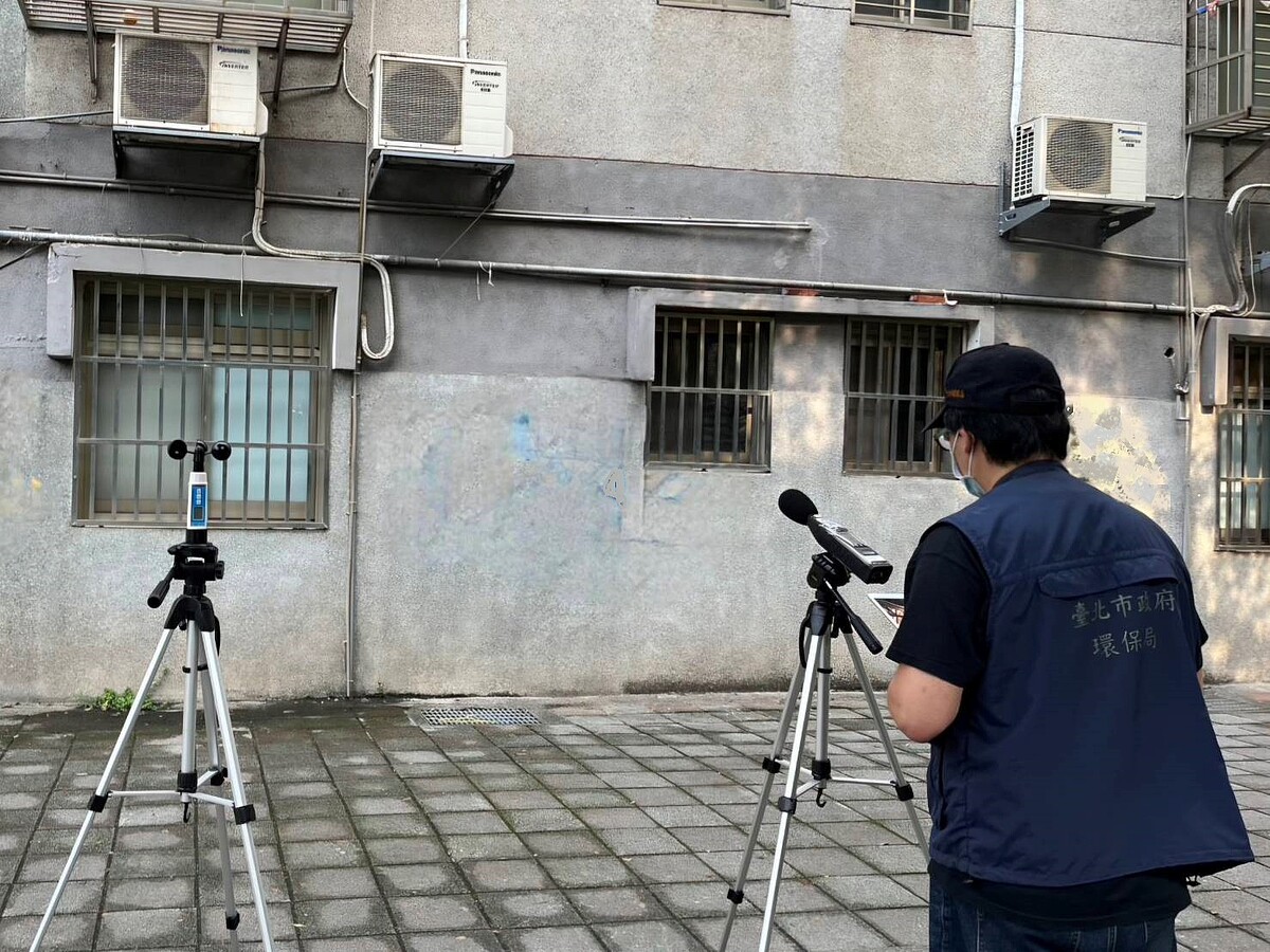 稽查大隊進行冷氣機噪音稽查。圖/台北市環保局提供