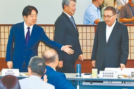 賴清德總統(左)與新北市長侯友宜(右)及經濟部長郭智輝(中)2日到經濟部新北產業園區服務中心與業者座談,傾聽業者心聲。(鄧博仁攝)