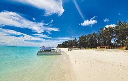 信義企業集團、大陸建設、亞昕國際紛紛前進馬來西亞投資飯店事業。圖為馬來西亞環灘島。(王莫昀攝)