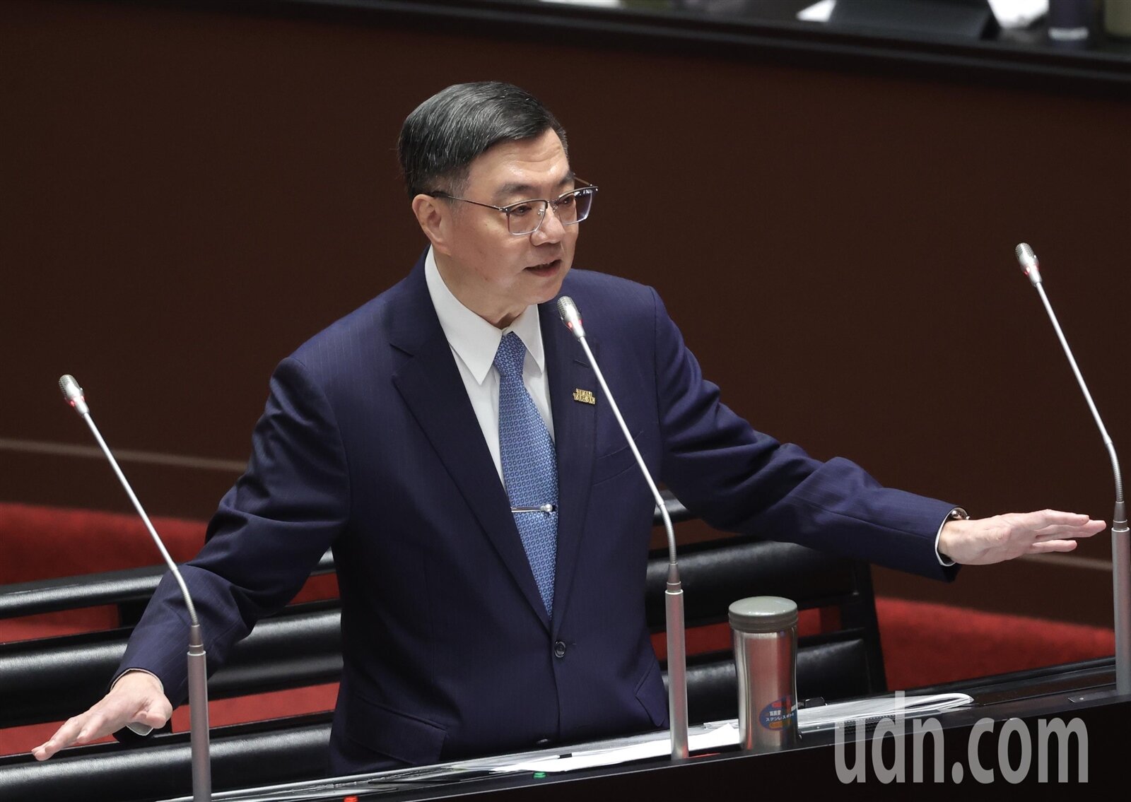 新台幣兌美元近日大幅升值衝，創16個月新高價位。行政院長卓榮泰下午在立法院施政質詢表示，台灣長期是匯率穩定國家，也沒有強力操縱匯率，目前並沒有受到任何壓力，還是取決於市場機制，現在全球大趨勢是美元貶值，各國也都都還在調適。記者曾吉松／攝影 