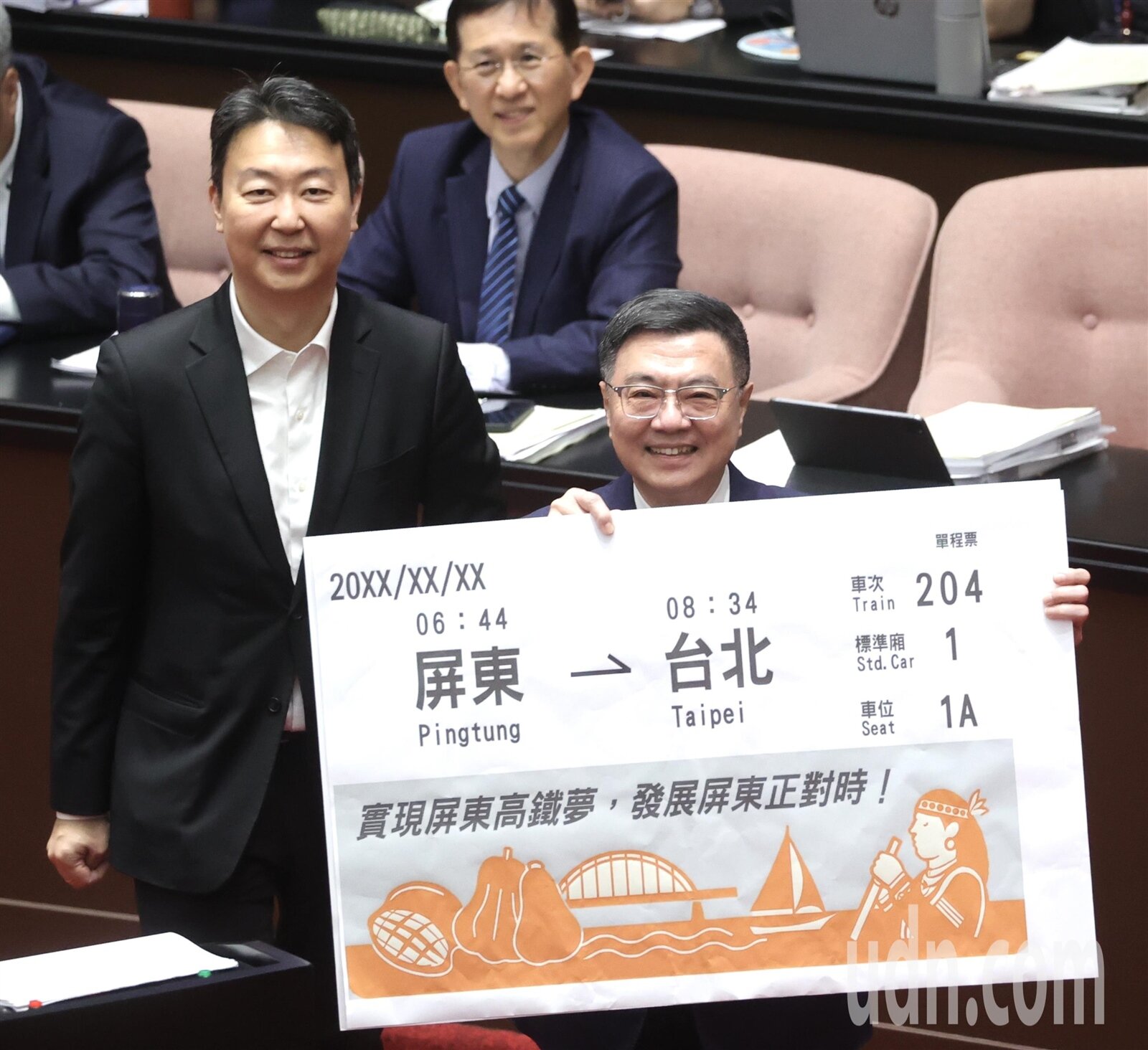 立法院院會交通組質詢，屏東籍立委徐富癸致贈行政院長卓榮泰（右）一張未來到屏東高鐵票，希望高鐵早日通車，院長也答應加快建設時程。記者曾吉松／攝影 