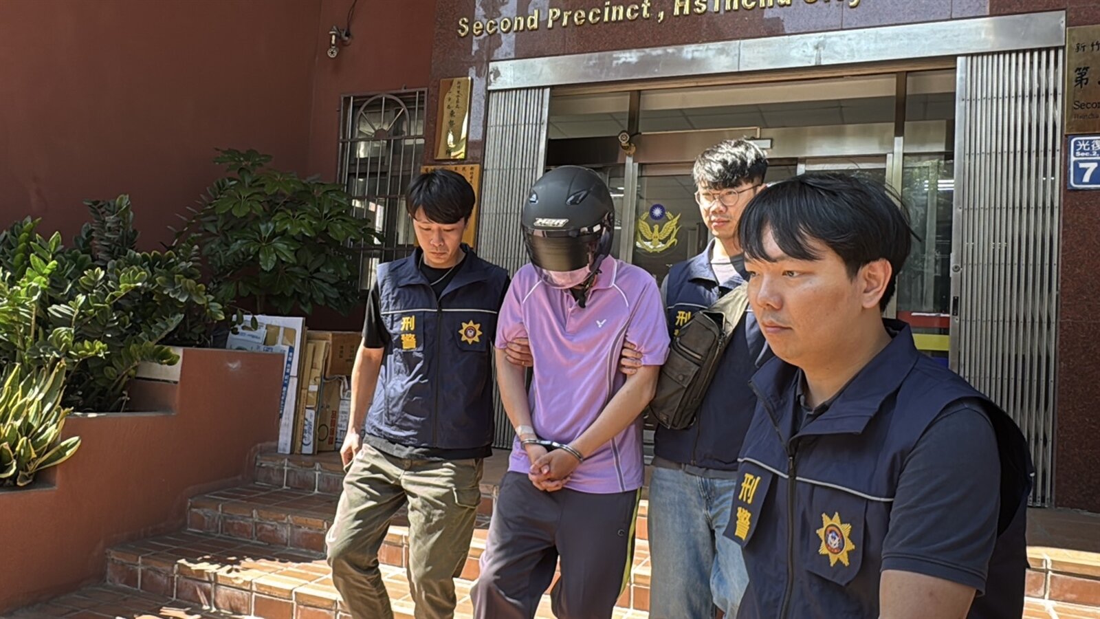 新竹市東區傳人倫悲劇，黃姓兄弟疑因家產糾紛起爭執，黃家么弟（左二）買水果刀刺死勸架的姪子，被警方依殺人罪送辦。記者黃羿馨／攝影 