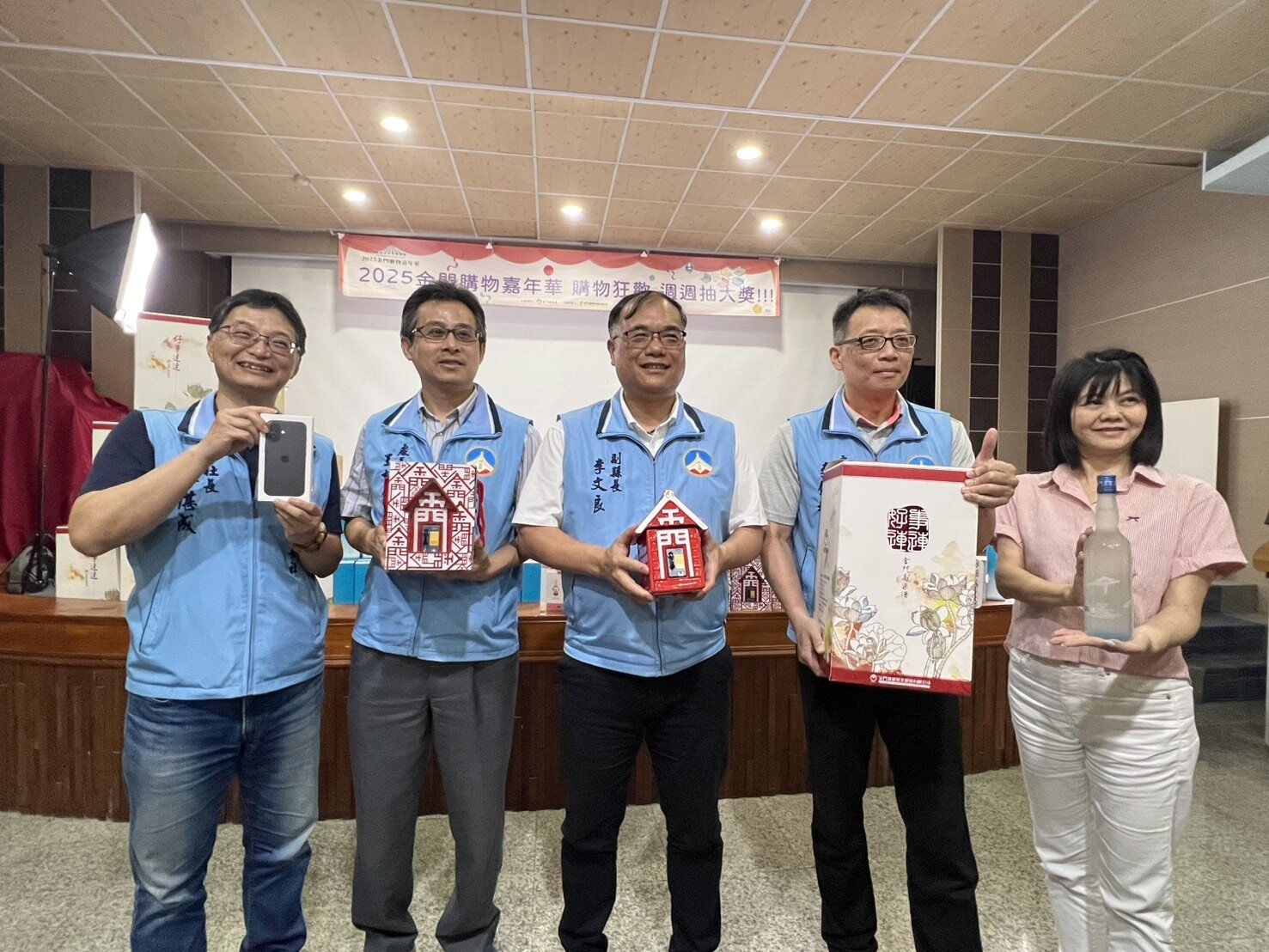 2025金門購物嘉年華今天下午舉行壓軸抽獎直播，金門縣副縣長李文良（左三）、產業發展處長李銘培（右二）等人一起拿著今天抽獎的超值好禮。記者蔡家蓁／攝影 