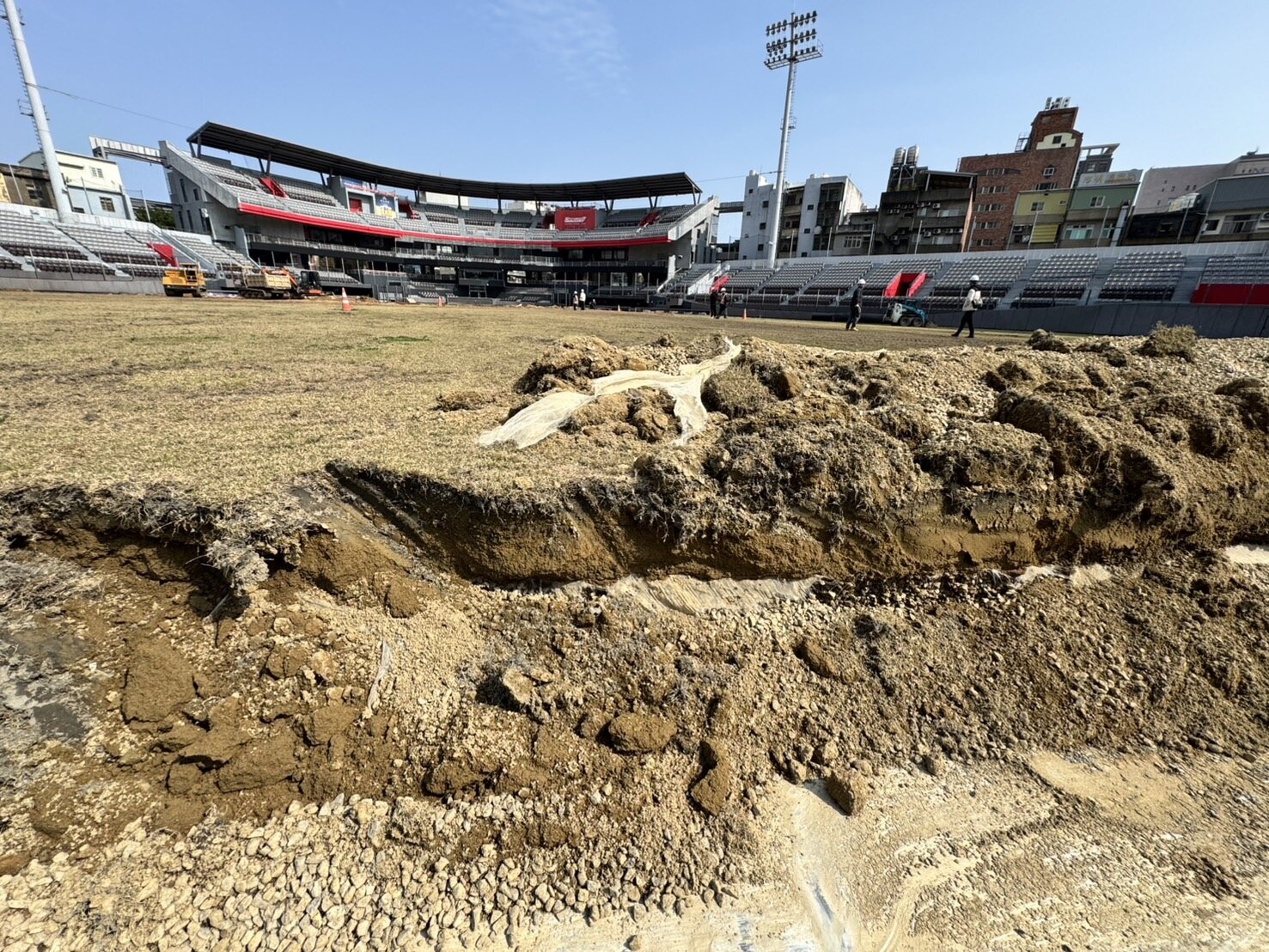 新竹市政府今年3月移除新竹棒球場過載覆土,在外野挖出營建廢棄物及廢寶特瓶爆發爭議,檢調沉寂多時,近日終於有新動作,要求市府提供棒球場覆土移除工程所開挖到的相關物證。聯合報系資料照