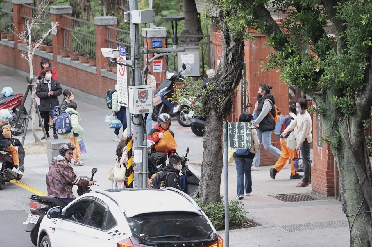 有家長說,2026年行事曆草案,中小學寒假與農曆春節假期間夾著3天的上課日,不易安排假期。示意圖,圖中人物地點與新聞無關。圖/聯合報系資料照片