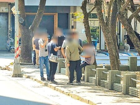 高雄捷運生態園區站旁立體停車場部分樓層供高科技廠辦進駐,卻遭地方居民反映抽菸情形嚴重,有損通勤族與附近居民健康。(任義宇攝)