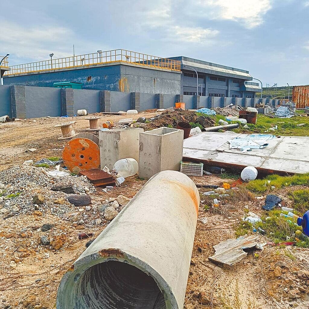 澎湖「吉貝600噸海水淡化廠」周邊環境髒亂,宛如廢墟,引來附近民眾不滿。(翻攝葉竹林臉書/許逸民澎湖傳真)